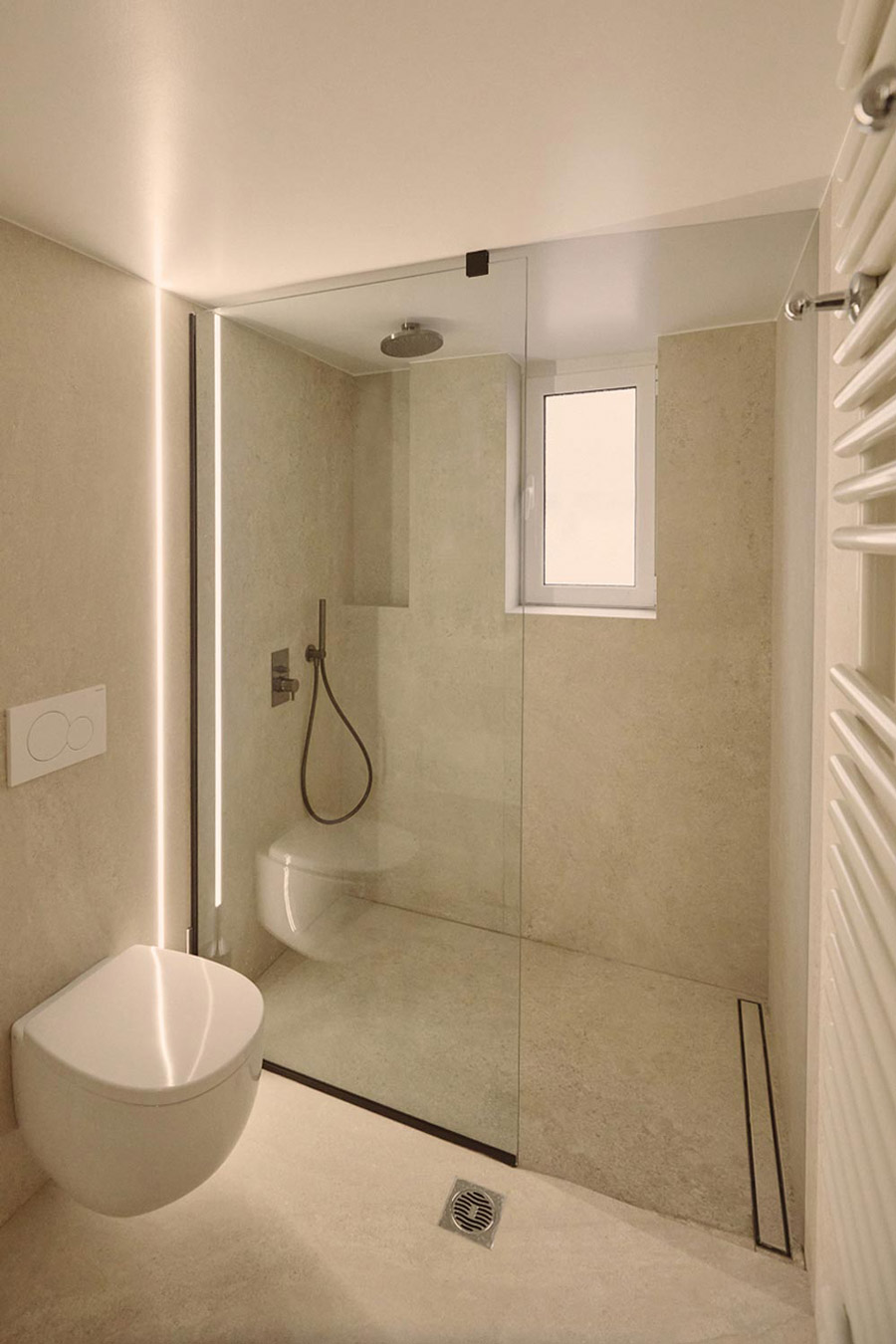 Application of natural stone like tiles for the design of the bathroom.