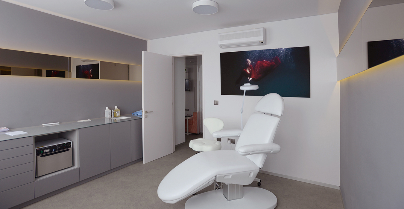 Adjacent colored mirror stripes multiply the interior scenes. 