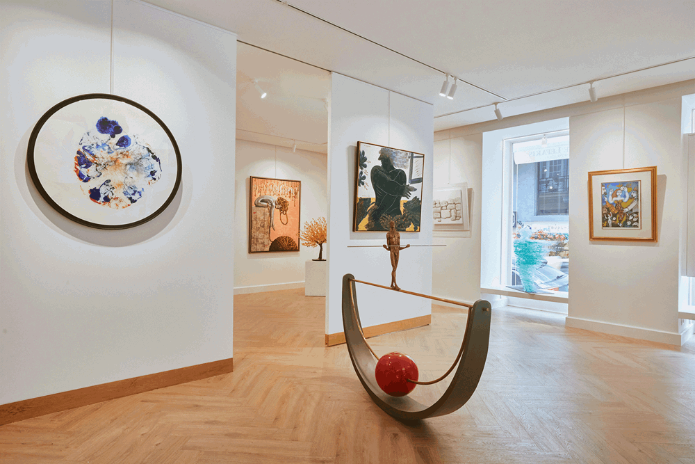 There is a sliding wall that divides or opens the gallery area