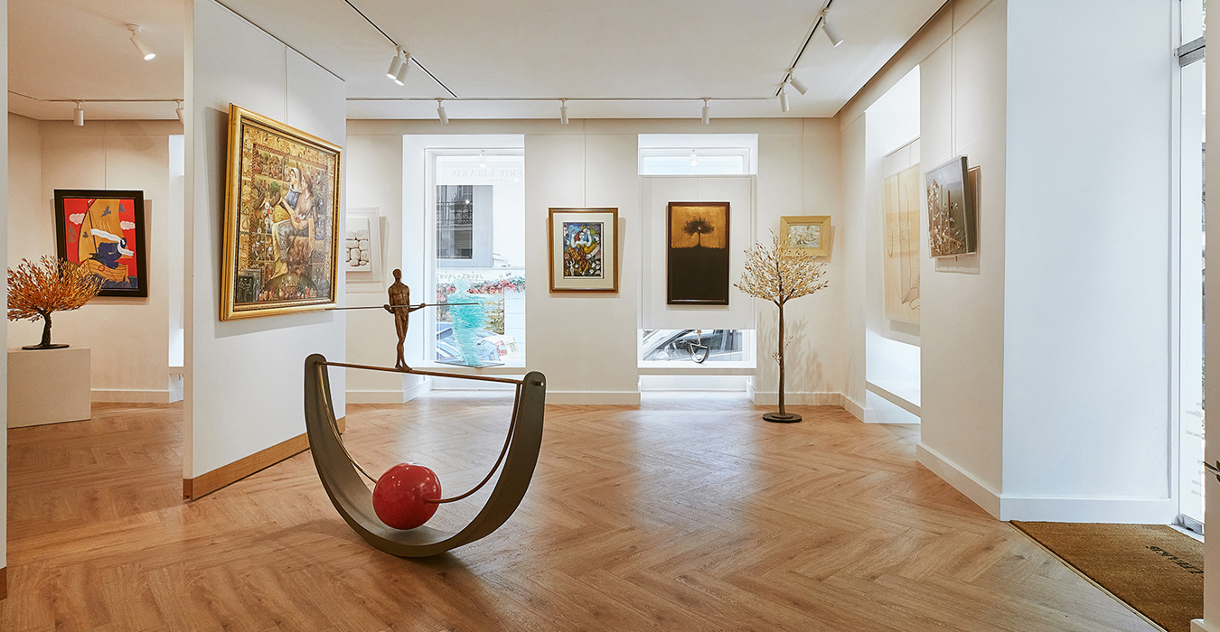 Elegant and luxurious art gallery’ s interior 