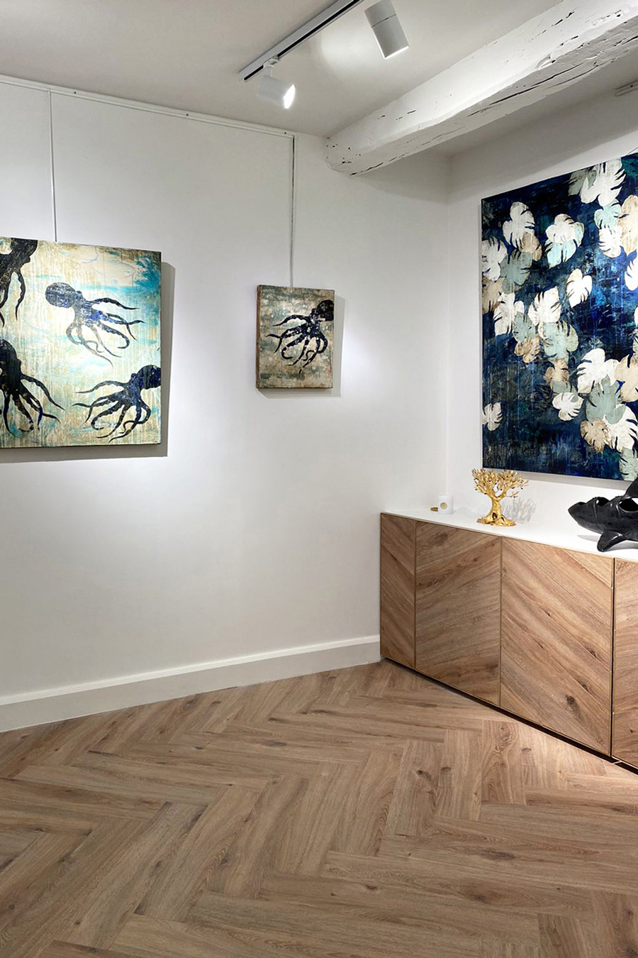 The old solid timber beams are maintained and are combined with new materials.