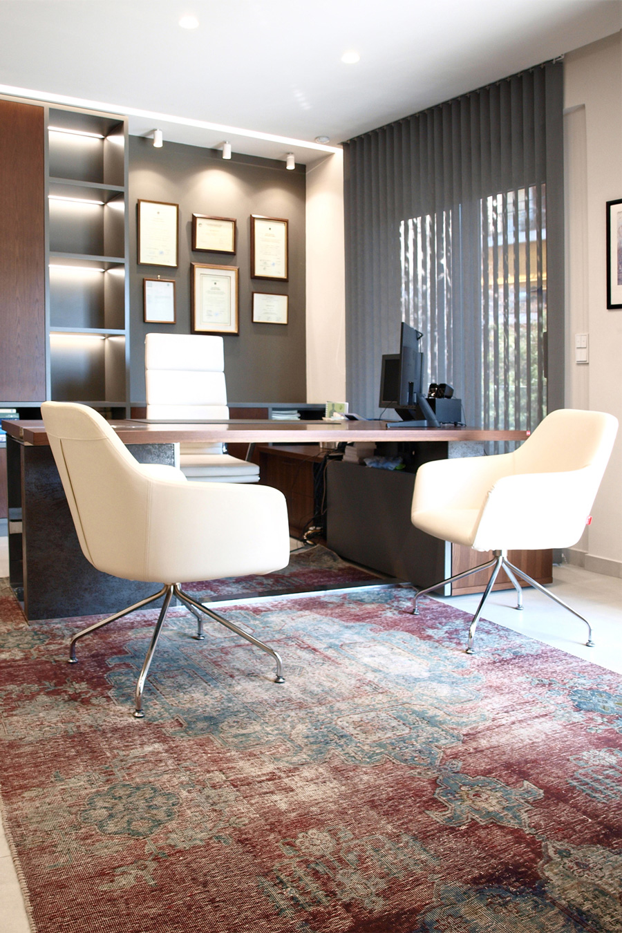 A burgundy oriental rug lights the nutritionist’ s office