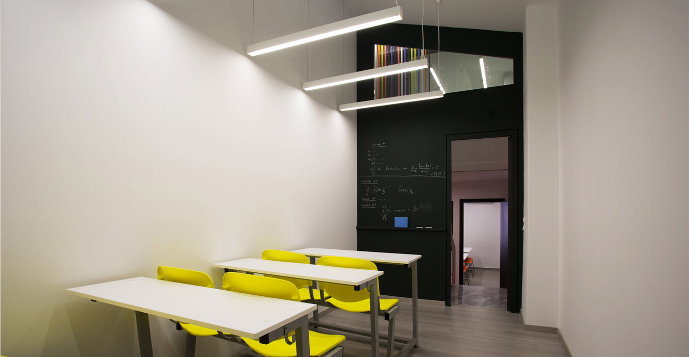 A floor to ceiling blackboard gives character to the classroom’ s space