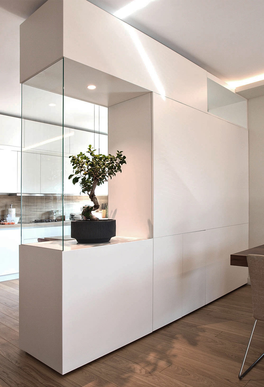 The off-white lacquered cabinet has cupboards that can be used from both sides.