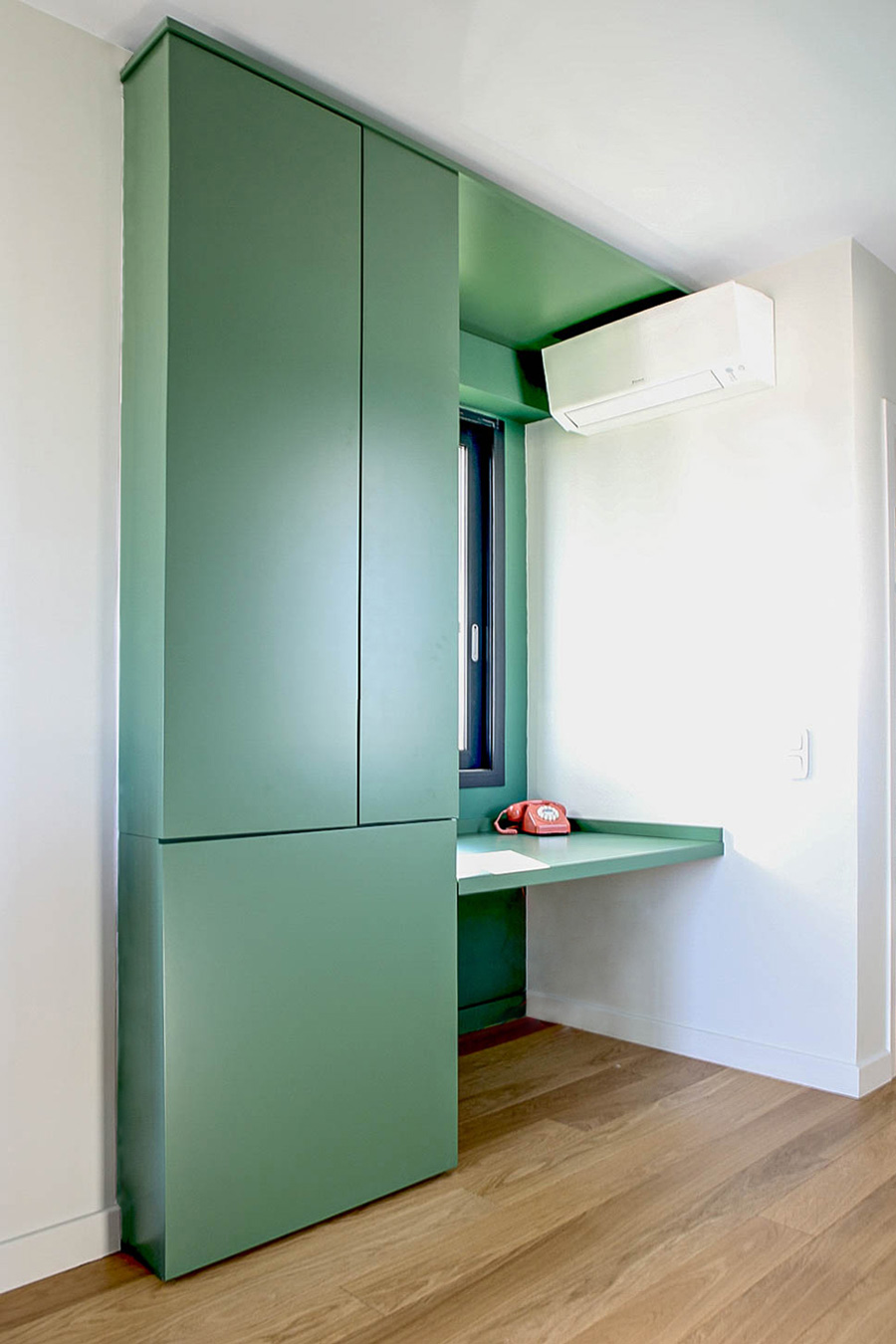 The green lacquered desk.